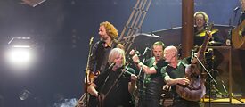 5 Musiker auf einer Bühne, die wie ein Schiff aussieht