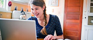 Eine Jugendliche am Computer bei einem Online-Kurs