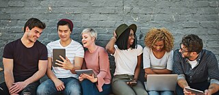 Junge Menschen im Gespräch