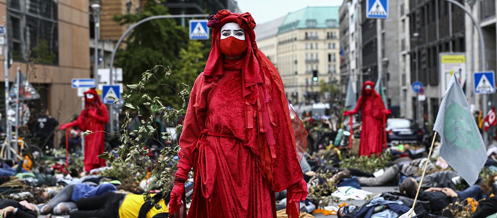 Protestaktion gegen Abholzung in Berlin 2020. Die heutige Umweltbewegung legt bei ihren Aktionen Wert darauf, bildstarke Motive für die Medien zu liefern: Protestaktion gegen Abholzung von Extinction Rebellion in Berlin 2020.