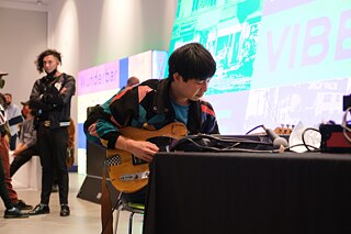 Launch Party Impressionen, Dustin Wong spielt am Abend der Eröffnung im Projektraum.