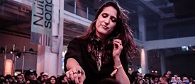 La Djane Helena Hauff est en train de mixer 
