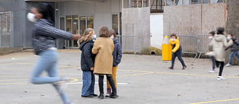 Les enfants passent leur récréation dans la cour de l'école. 