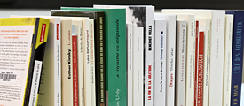 Livres sur une étagère de bibliothèque, vus sur la tranche