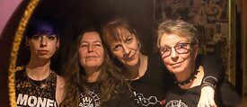 Die vier Musikerinnen von Östro 430, die sich an den Schultern halten