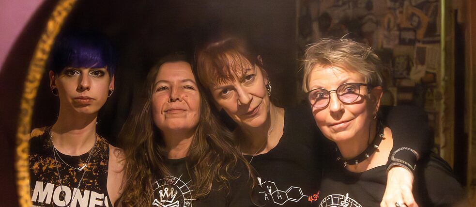 Östro 430 Die vier Musikerinnen von Östro 430, die sich an den Schultern halten