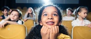 Eine Gruppe von Kinder im Kino