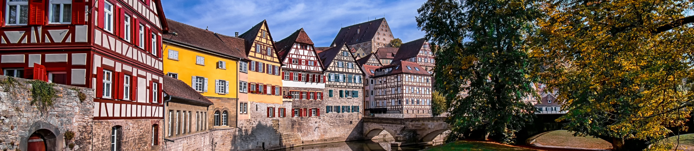 Promenade von Schwäbisch Hall, die sich im Wasser spiegelt