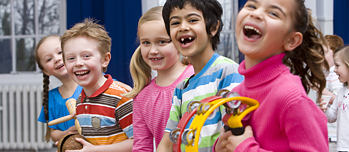 Fünf Kinder, lachend 