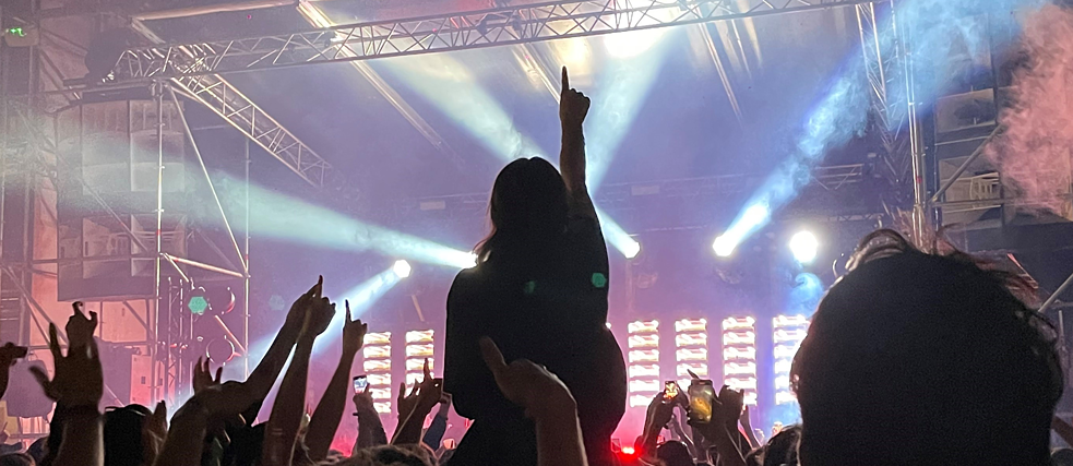 Festival Nuits Sonores 2024 Menschenmenge vor einer Bühne