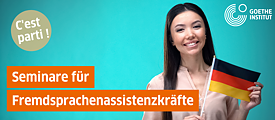 Frau mit deutscher Fahnenflagge vor blauem Hintergrund 