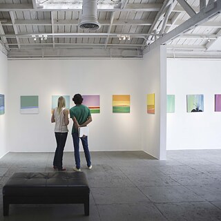 Deux personnes dans une galerie.