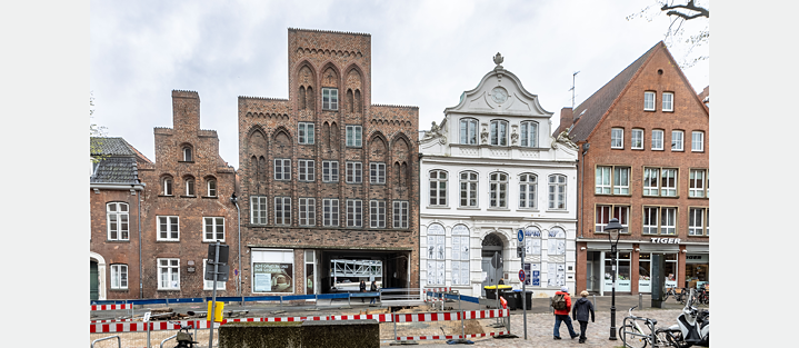 Blick auf die Gebäude Mengstraße 4 und 6 in Lübeck, die nach dem Umbau zusammen als "Das NEUE Buddenbrookhaus" eröffnet werden sollen 