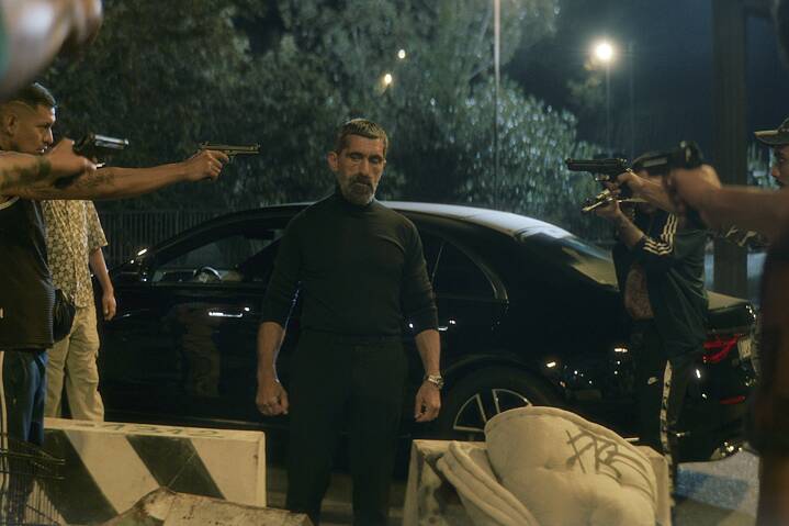 Erdal Yildiz als Hassan Al Walid in "Crooks"
