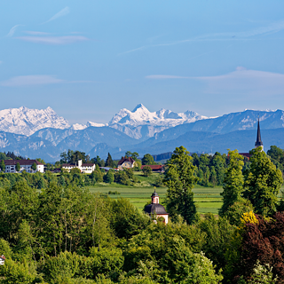 Foto de uma área rural na Baviera. Os Alpes podem ser vistos ao fundo.