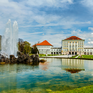 O Palácio de Nymphenburg. Parque do castelo com fonte.