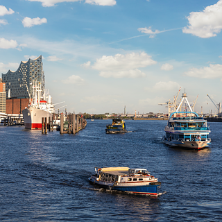 Elbe nehrinde gemiler. Arka planda Elbphilharmonie görülebilir.
