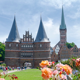 Güzel havada Lübeck’deki Holstentor.