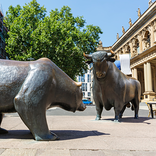 Sculture in bronzo di un toro e di un orso davanti alla Borsa di Francoforte.