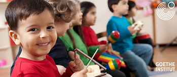 Kinder spielen Instrumente 