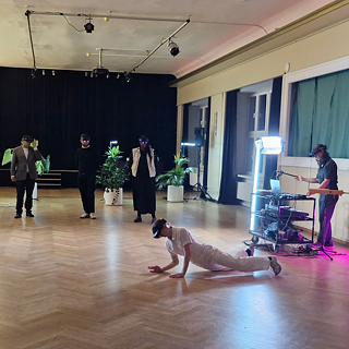 Auf dem Foto sieht man einen Saal, durch den sich mehrere Menschen mit VR-Brillen bewegen