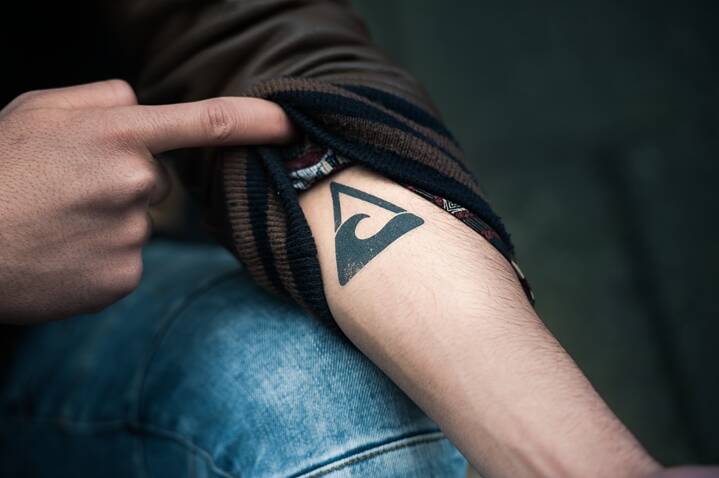 Still frame from the Netflix Germany original series "We are the wave" Rahim shows his tattoo of the wave design