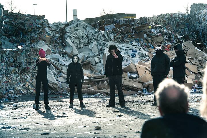 Still frame from the Netflix Germany original series "We are the wave":  The group confronts Kurt Elsner (Bernhard Geffke) at the paper mill.