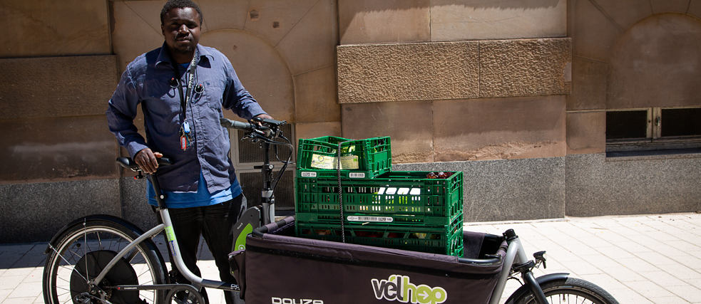 Proxieat Proxieat liefert die Produkte von ungefähr zehn Bauernhöfen aus der näheren Umgebung von Straßburg verpackungslos ins Haus und bietet den Kunden außerdem an, ihren Kompost für die Bauern mitzunehmen.