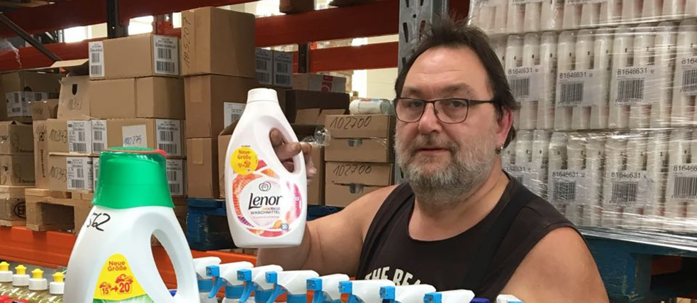 Jörg Lange, chef d’équipe des entrepôts d’innatura, s’occupe de l’organisation des palettes de lessives et de produits d’entretien. Jörg Lange, chef d’équipe des entrepôts d’innatura, s’occupe de l’organisation des palettes de lessives et de produits d’entretien.
