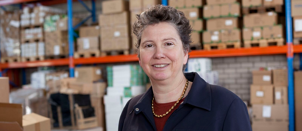 Juliane Kronen est fondatrice et directrice générale d'innatura gGmbH. Juliane Kronen dans le hall de stockage d'innatura.