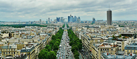 Vue sur le quartier de la Défense, devant une avenue encombrée de voitures.