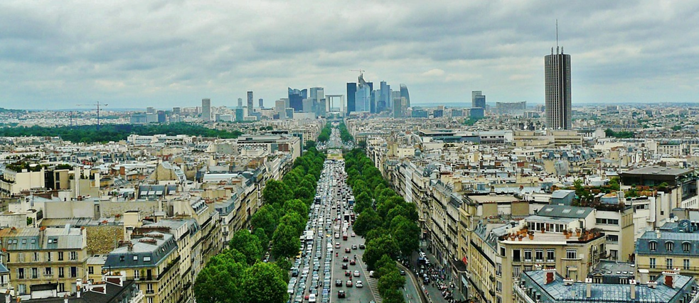 Paris La Défense Blick auf das Viertel La Défense, davor eine mit Autos verstopfte Avenue.