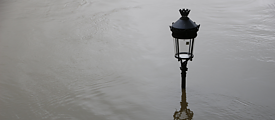 Lampadaire lors des inondations à Paris en 2018.
