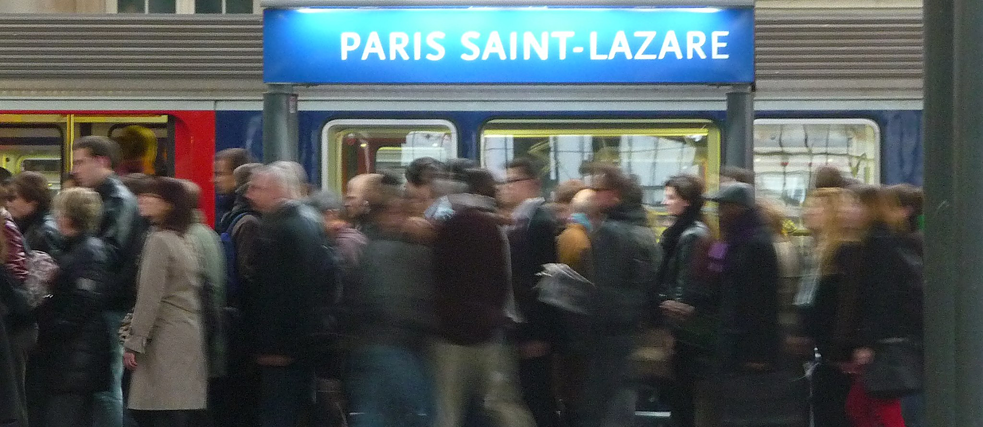 Paris Saint Lazare Menschenmenge vor einem abfahrenden Zug