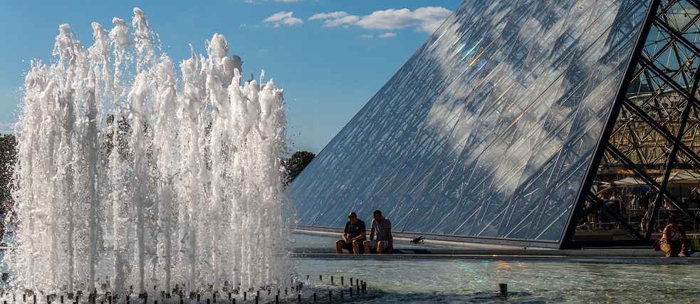 Springbrunnen am Musée du Louvre in Paris