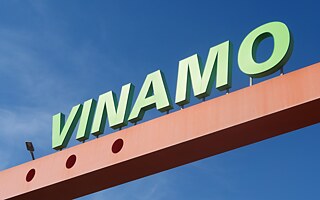 Brněnská tržnice Vinamo se nachází v těsné blízkosti rušné čtyřproudovky na ulici Olomoucké, necelou čtvrt hodinu jízdy veřejnou dopravou od centra města. 