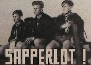 Das Foto zeigt drei junge Männer von vorne die auf einer Mauer sitzen und in die Ferne schauen. Unter ihren Füßen steht : Sapperlot !