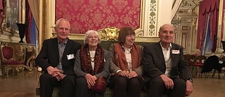 Die vier Protagonisten von "Mémoire à quatre voix" sitzen auf einem Sofa in einem Festsaal in Lyon.alle de fêtes à Lyon.